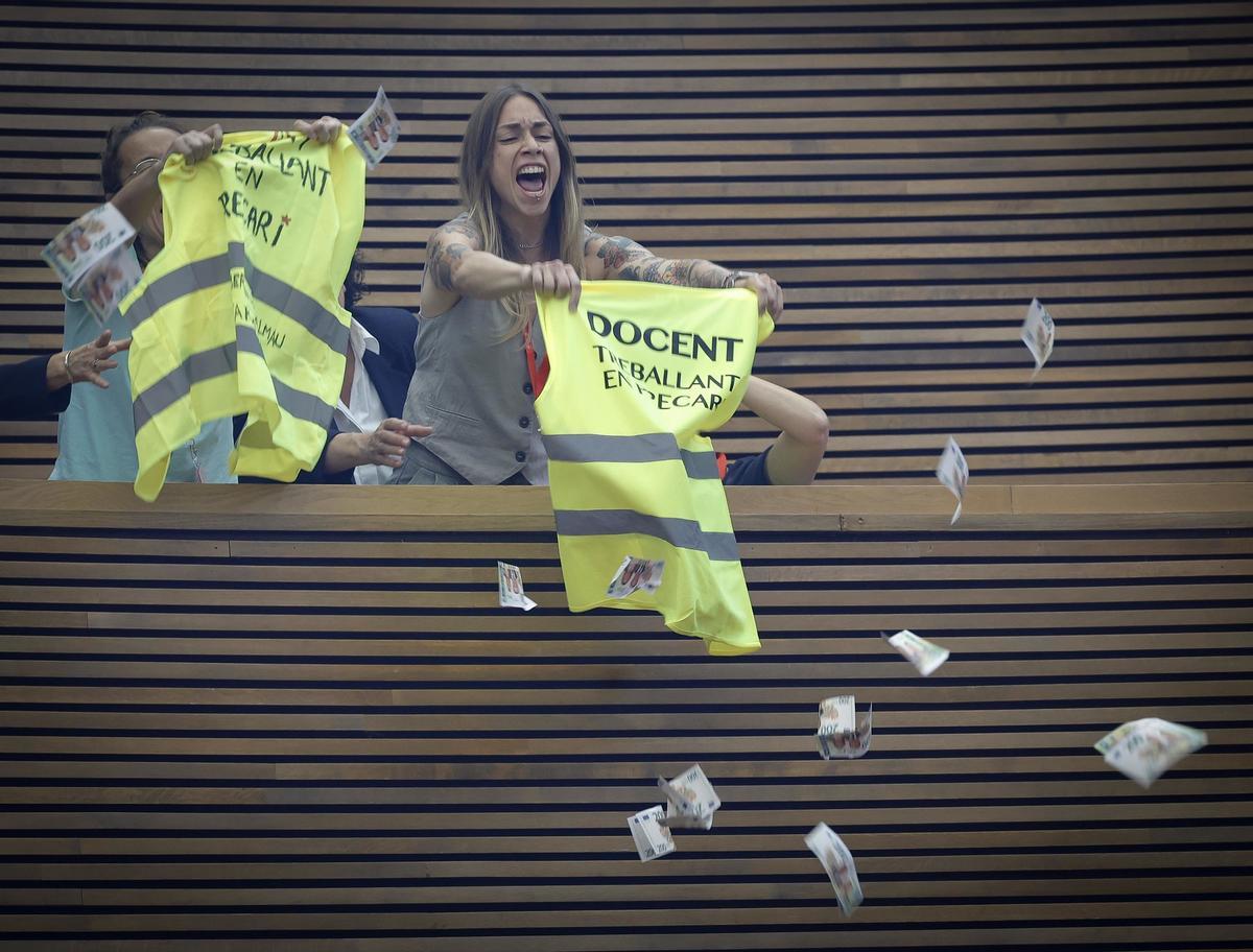 Protestas en el pleno de las Corts ante la huelga educativa.