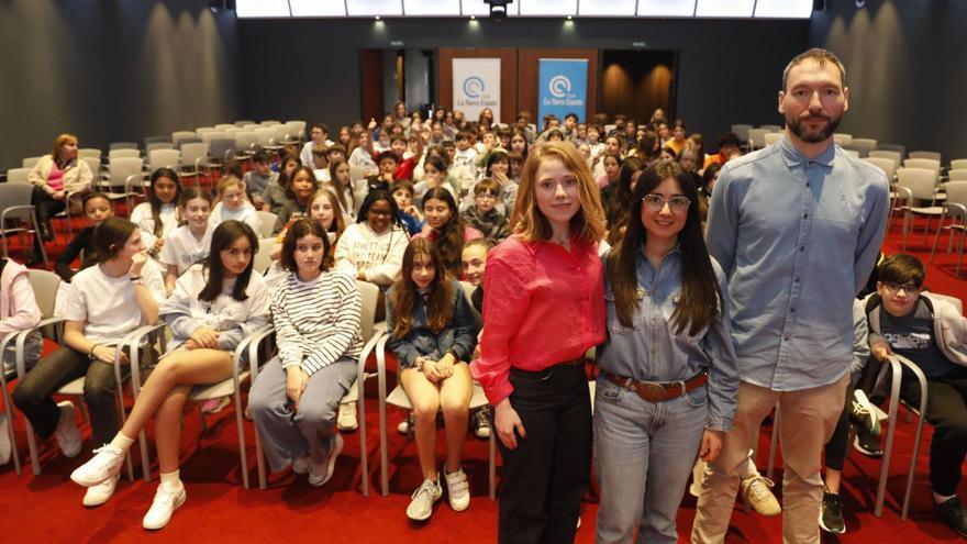 Lara Pérez y Guillermo Rico, profesores del colegio Gesta, flanqueando a la escritora Julia Caso. | FERNANDO RODRÍGUEZ