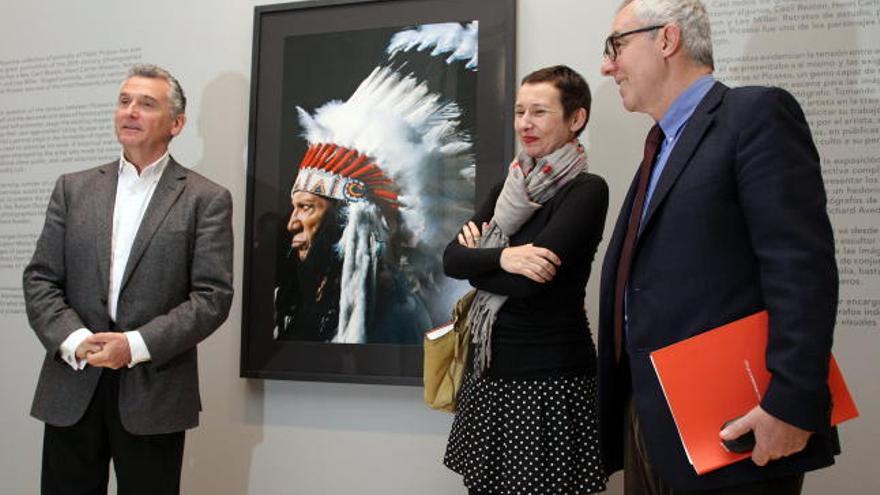 El consejero de Cultura de la Junta de Andalucía, Paulino Plata(i), junto a la comisaria de la exposición, Kerstin Stremmel(c) y el director artístico del Museo Picasso de Málaga, José Lebrero Stals, durante la inauguración hoy, 5 de marzo de 2012, en la capital malagueña de la exposición &quot;Conmigo, yo mismo, yo&quot;, la mayor recopilación hasta ahora de retratos fotográficos de Pablo Picasso, que muestra los múltiples rostros del artista en el ámbito público y en el privado, así como el uso que hizo de los medios para crear su propia imagen.