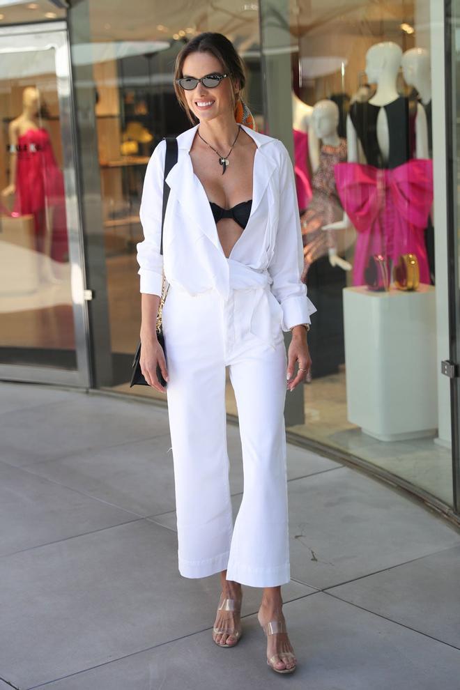 Alessandra Ambrosio pasea por Cannes un look muy veraniego y sexy