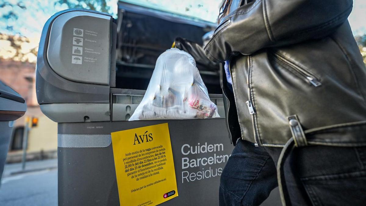 Aviso de la huelga en los servicios de limpieza municipales en Barcelona, en un contenedor ubicado en el cruce de Gran Via con Lepant