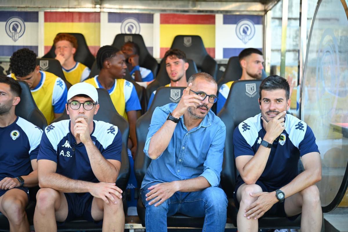 Beto Company, en el banquillo, tranquilo, conversa con su segundo, David Vilanova, en el último encuentro de la temporada.