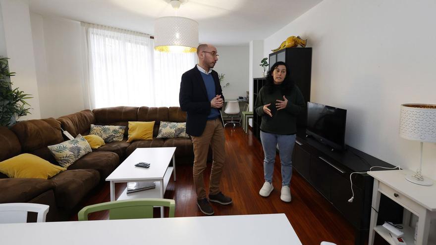 El director xeral de familia junto a una educadora social en una vivienda tutelada de Pontevedra.