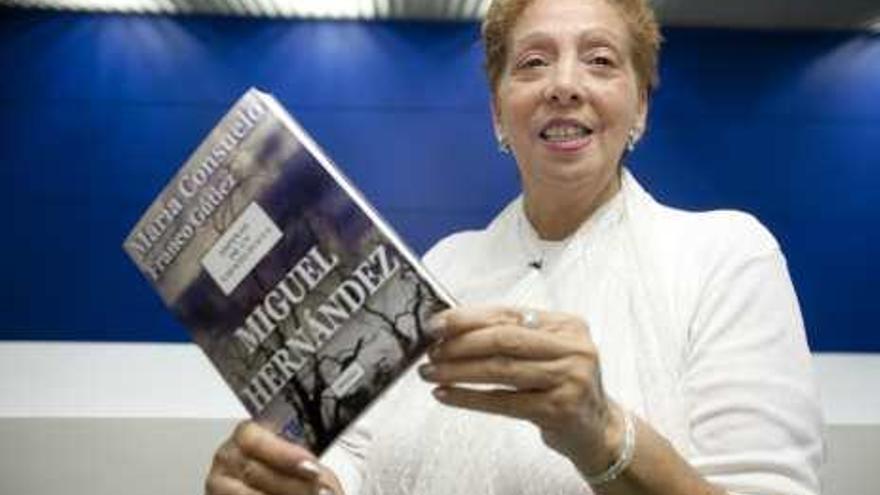 María Consuelo Franco, con el libro que presenta hoy en Elche.