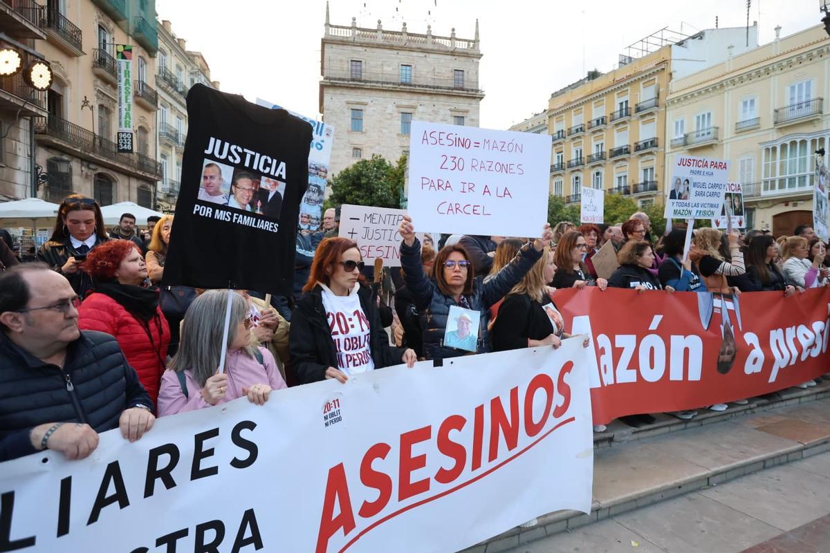 Miles de personas recorren València en la primera manifestación contra Mazón tras su citación como testigo