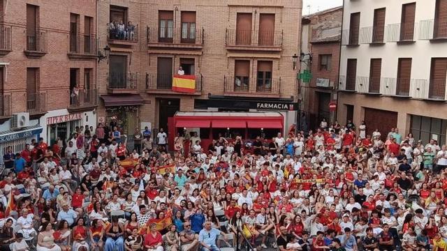 Les malleneros siguieron la final del mundial en la plaza.
