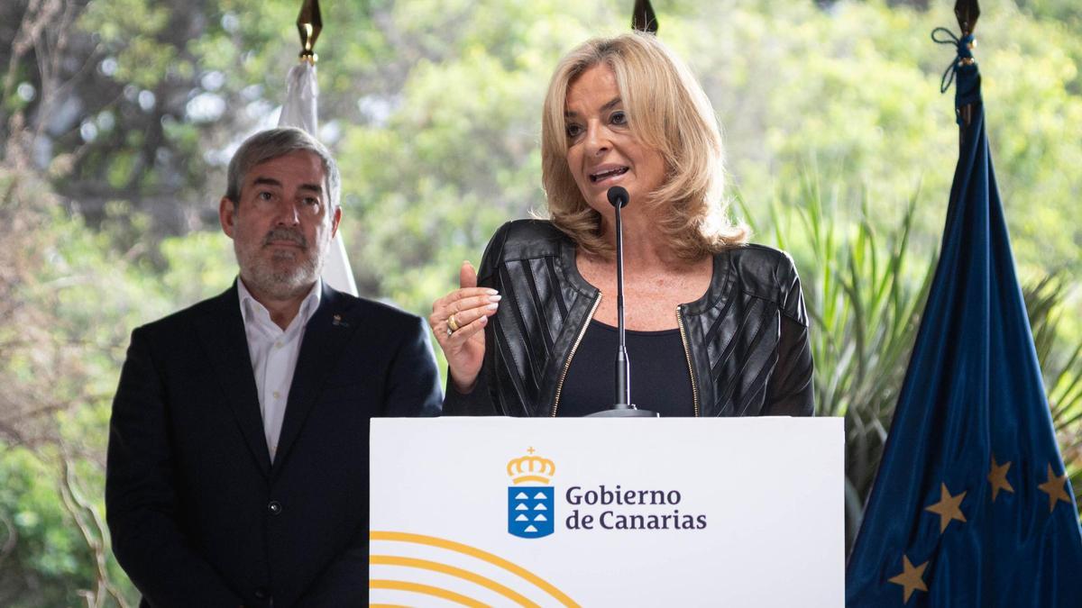 Esther Monzón, consejera de Sanidad, junto al presidente del Gobierno, Fernando Clavijo, durante la presentación de esta nueva herramienta de gestión