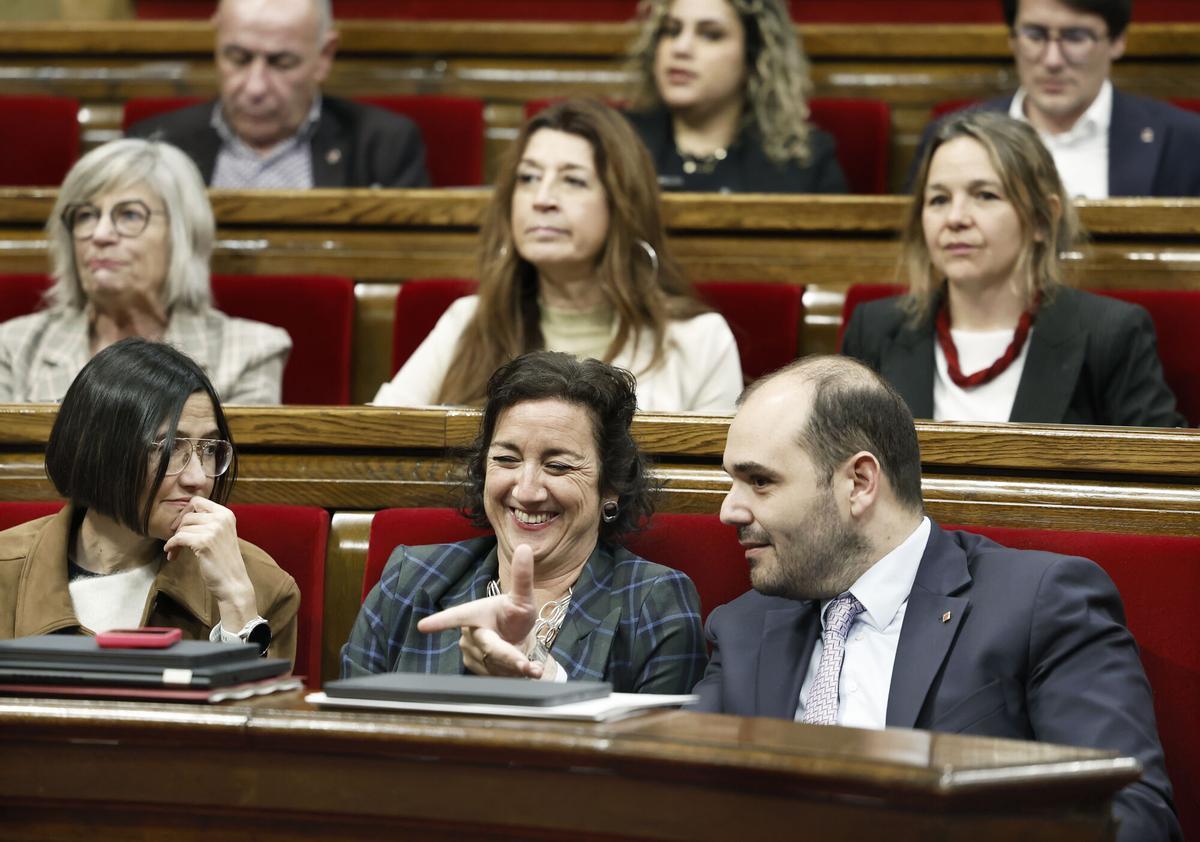 GRAFCAT BARCELONA 10/02/2026.- Las conselleras de Interior, Nuria Parlon (i), y de Economía, Alicia Romero (c), y el conseller de Presidencia, Albert Dalmau, durante el debate monográfico sobre la crisis del Estado del Bienestar, impulsado por JxCat, que se celebra este martes en el Parlament de Cataluña. EFE/Andreu Dalmau