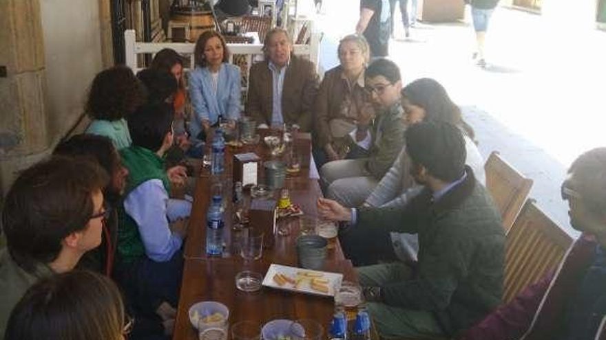 Alberto López-Asenjo, en el centro de la foto, ayer, con varios jóvenes.