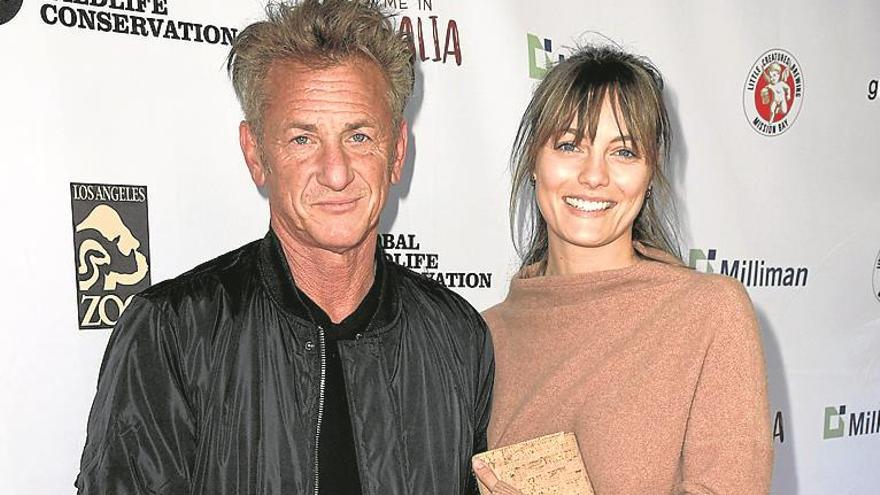 Sean Penn y su joven novia, solidarios