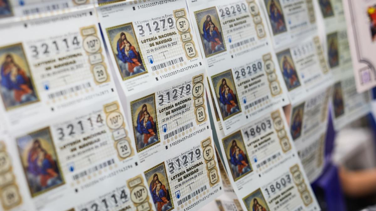 Varios décimos de la Lotería de Navidad expuestos en una administración