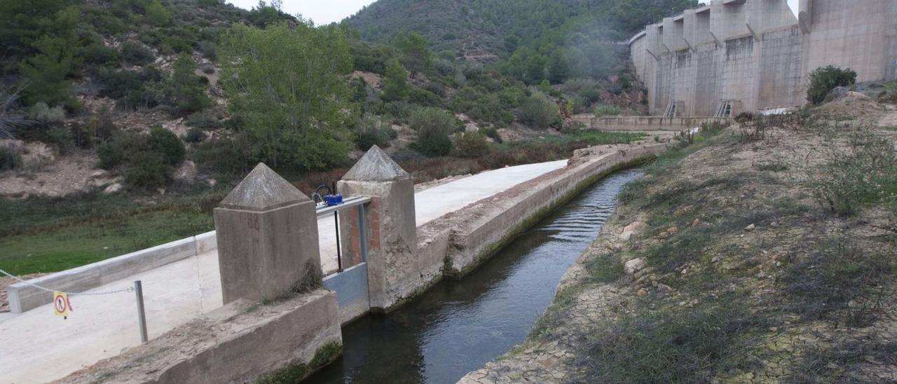 Vista de la Acequia Mayor, a su paso por la presa de Algar, en una imagen de archivo.  | DANIEL TORTAJADA