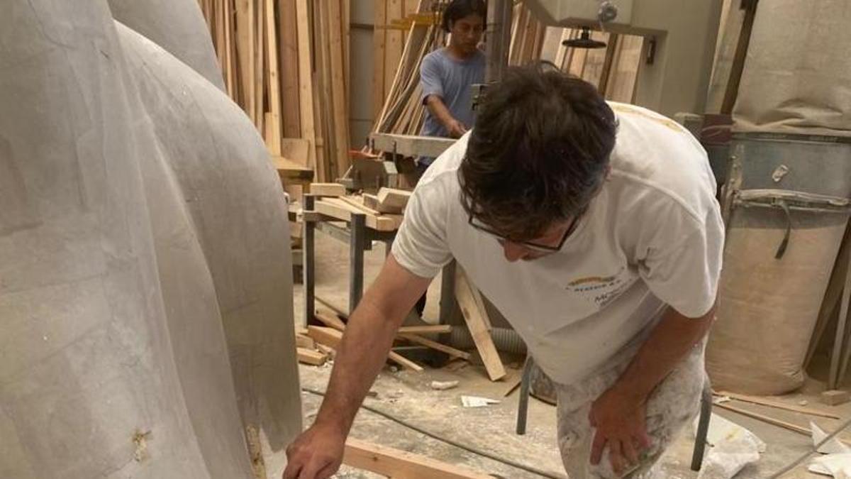 Los artistas trabajan en el monumento de Carolinas Altas.