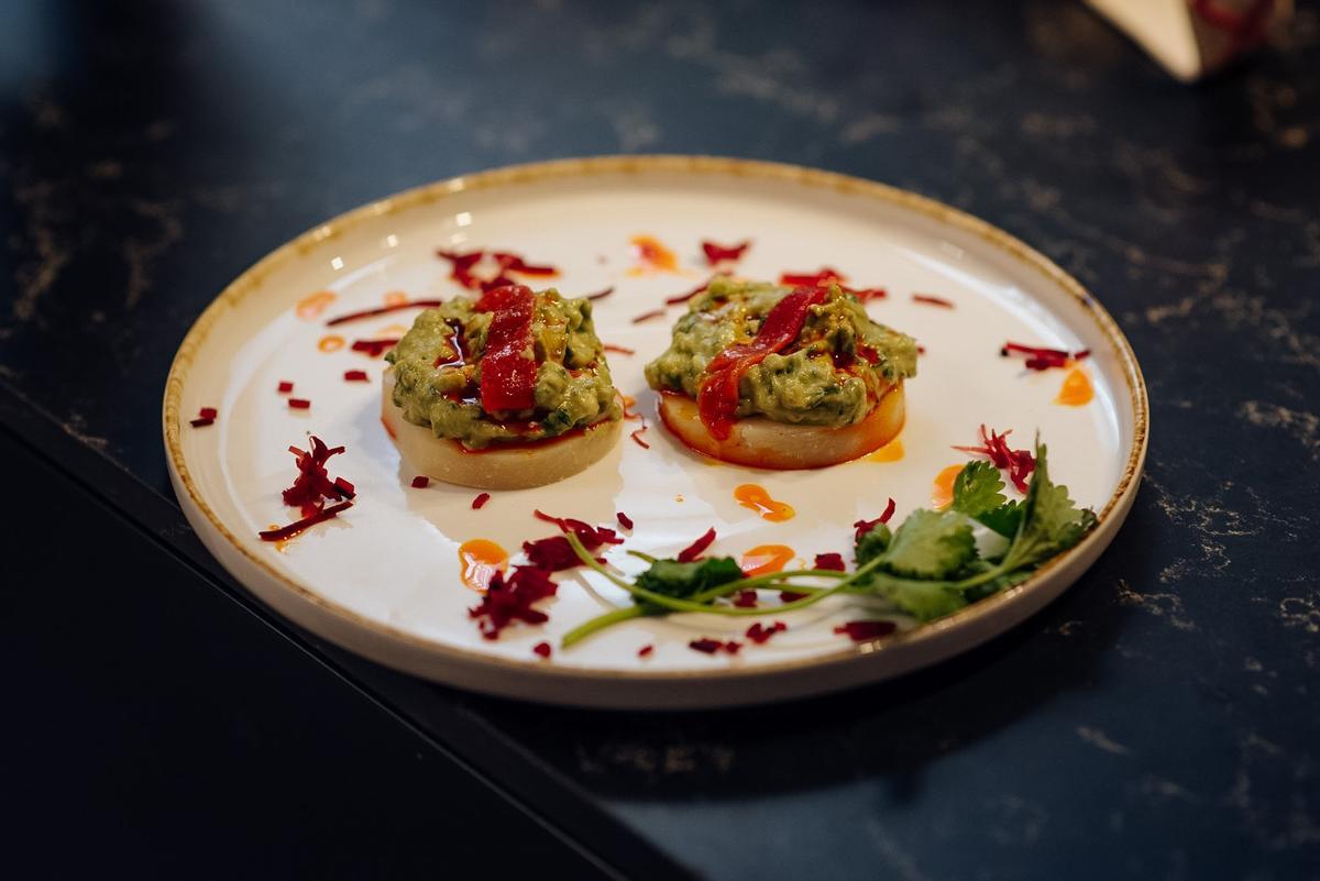 4. D.O.P. Queso Majorero, guacamole y tartar de remolacha