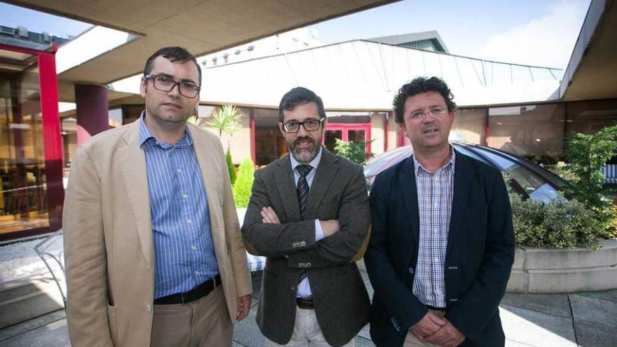 De izquierda a derecha, Esteban Carneros, Edmundo Pérez y Juan Carlos Pozo, ayer, en el Auditorio Príncipe Felipe.