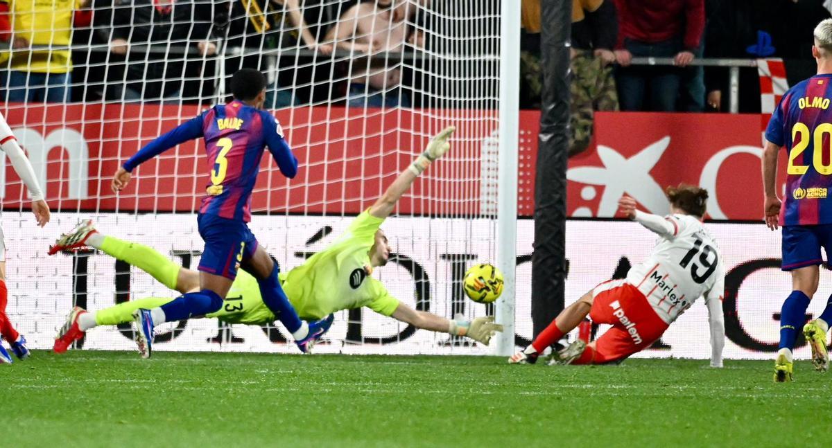 Joan Garcia frena un remate del Girona.