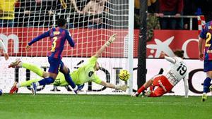 Joan Garcia frena un remate del Girona.