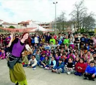 La maga Patri Zenner recorre los colegios con su magia social