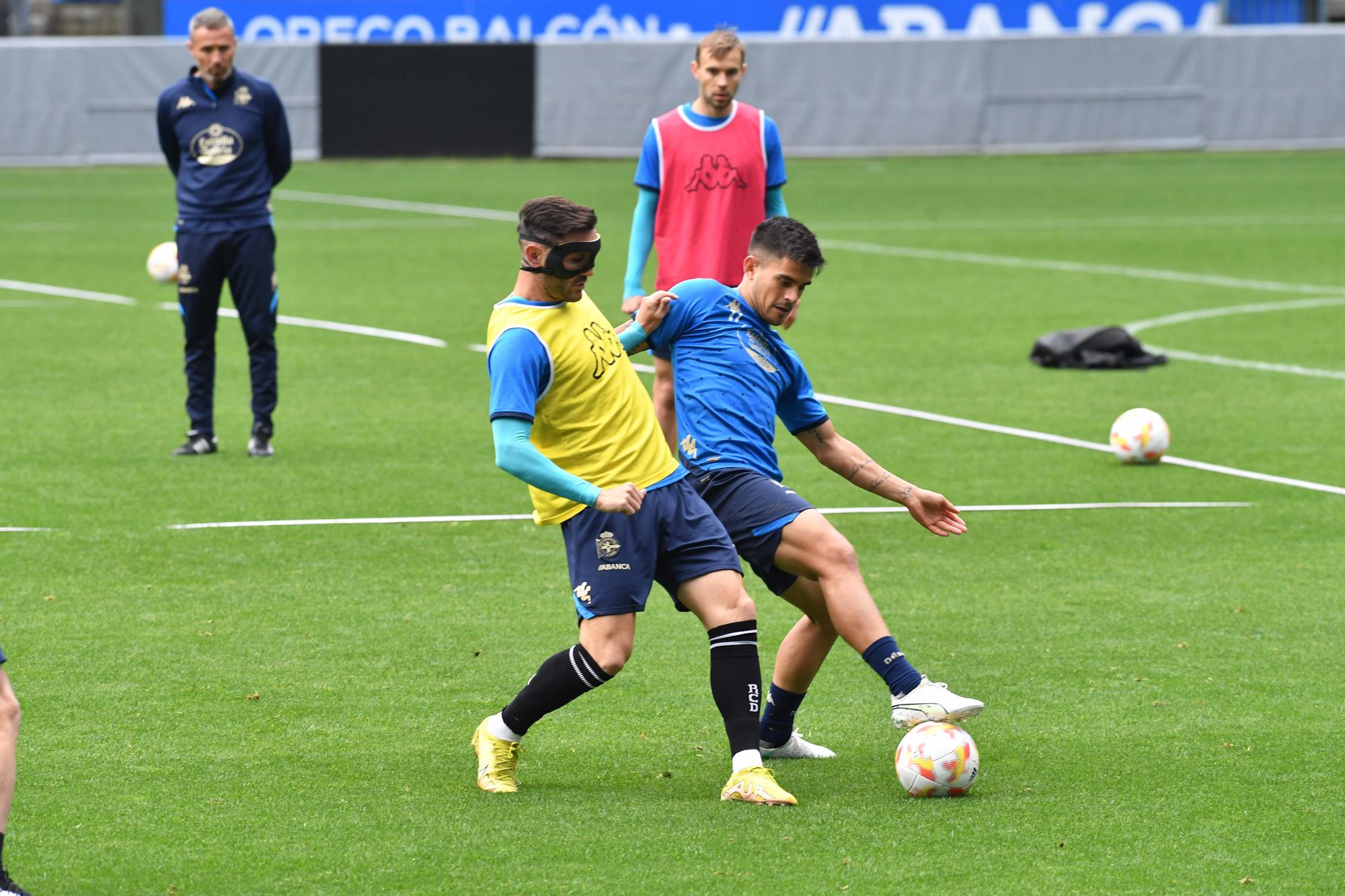 Lucas y Quiles entrenan con máscaras en Riazor