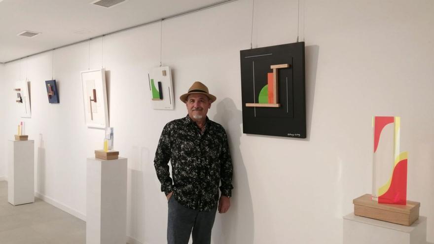 Anthony Gofer posa junto a algunas de las obras de su última exposición individual, ‘Resplandecencia’. | D.I.