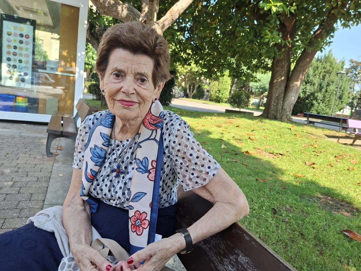 Isabel Oliveros sentada en el parque del Medal.