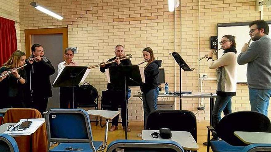 Un momento del concierto, con Arias (tercero por la izda.).