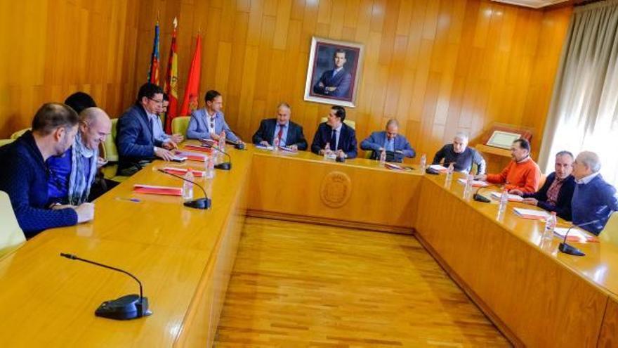 Reunión de concejales en el salón de plenos de Elda.