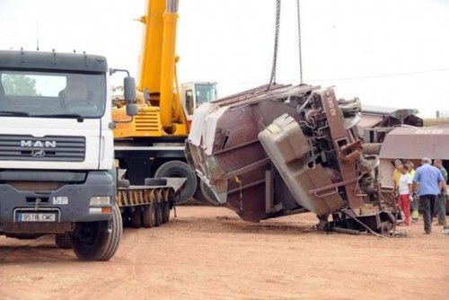 Treballs de retirada del tren descarrilat