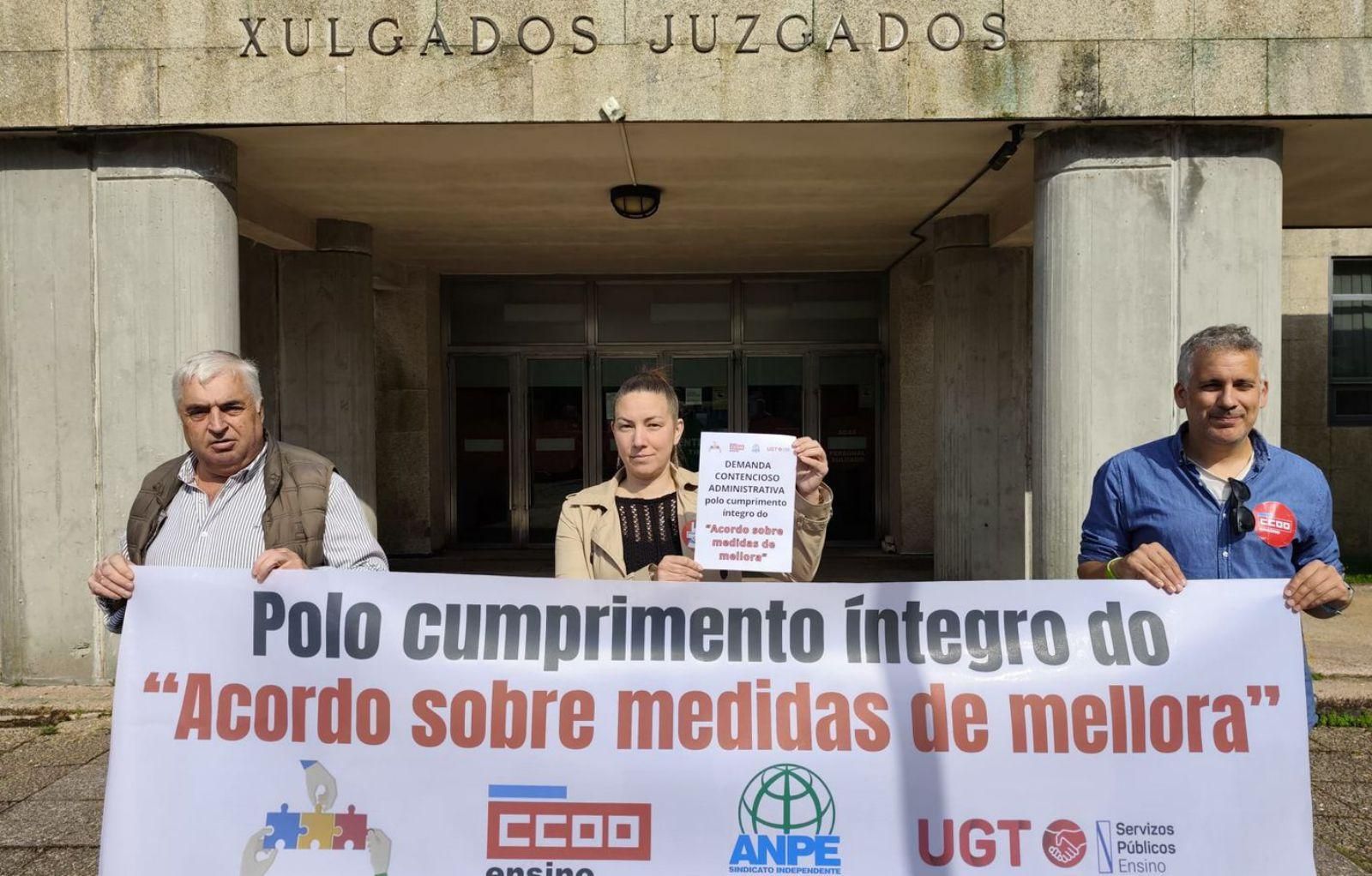 Julio Díaz (Anpe), Sandra Montero (UGT) y Borja Campos (CC OO), ayer, en Santiago. | LOC