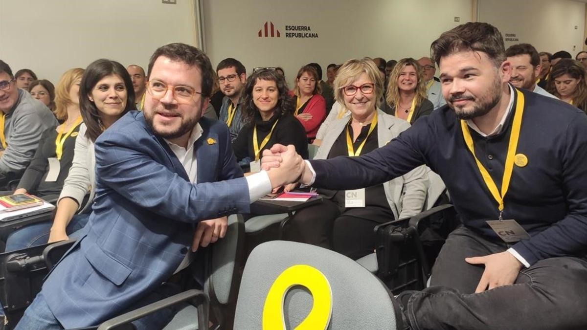 Aragonès y Rufián se felicitan tras la votación de ERC para validar el acuerdo que investirá a Sánchez.