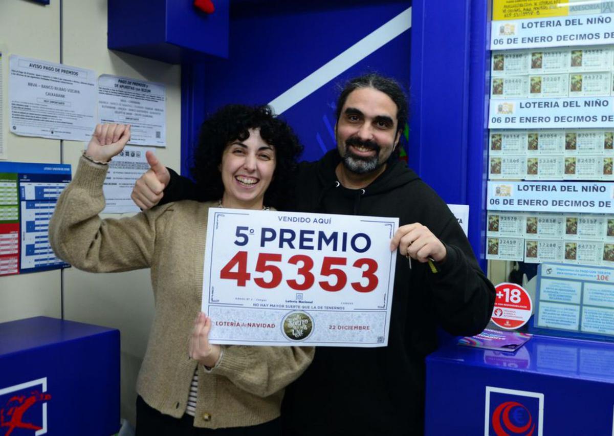 Andrea y Diego Fonseca de la administración número 2 de Cangas con el cartel del 45.353, agraciado con un quinto premio. |   // G.NÚÑEZ