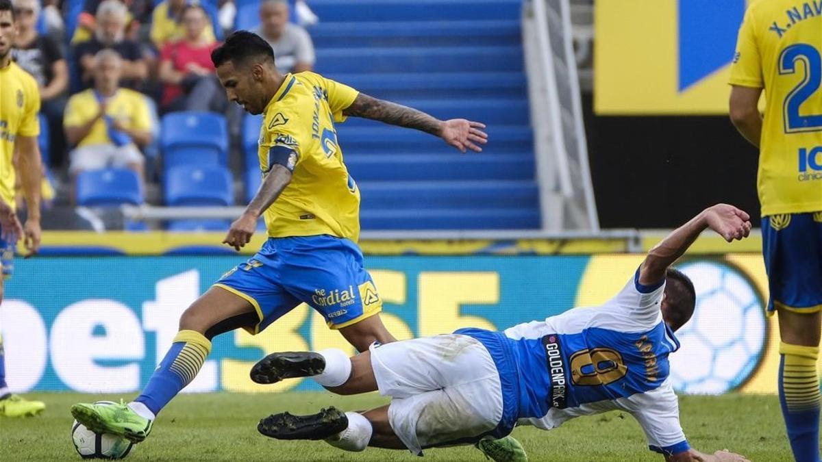 Jonathan Viera se lleva un balón ante Pires, jugador del Leganés