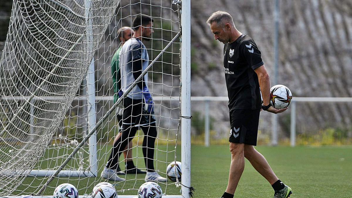 Ángel Rodríguez, pensativo durante un entrenamiento en el campo de Xeve. |  // GUSTAVO SANTOS