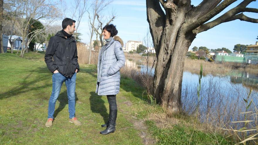 L’alcalde i la regidora de Turisme, Josep Bofill i Marta Rodeja, durant una visita a l’estany de Poma, dins del càmping Lacus de Riells.