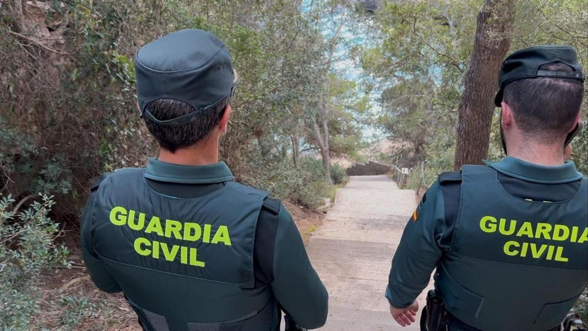 Imagen de archivo de una patrulla en una cala de Ibiza.