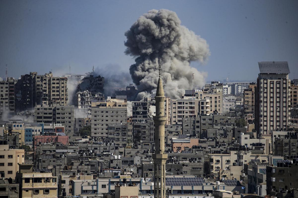 El humo de un edificio tras un ataque en Gaza. EFE