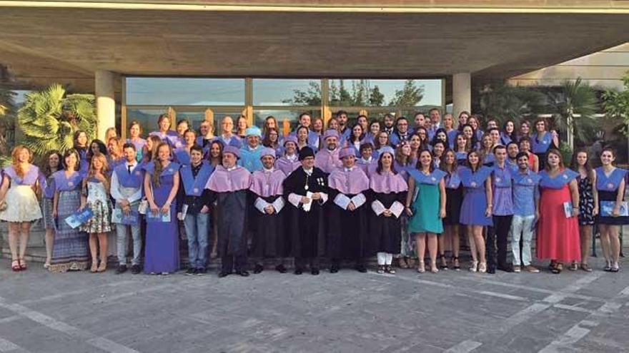 Foto de familia de los nuevos graduados de la facultad de Psicología.