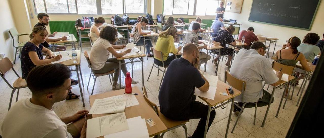 Las oposiciones que se están celebrando, pese a ser las más masivas en plazas de los último años, no bastan para rebajar la inestabilidad laboral del sector de la enseñanza.