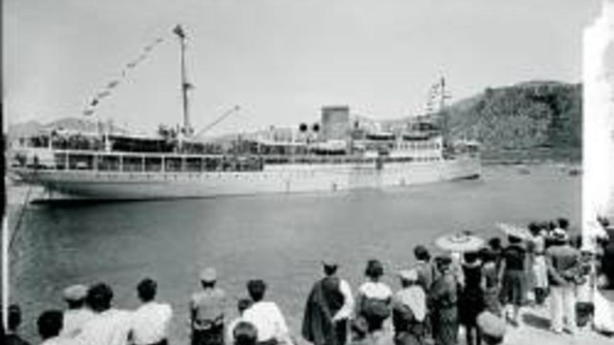 Barco de turistas llegando al puerto de Roses, en 1930, de la colección de Lucien Roisin.