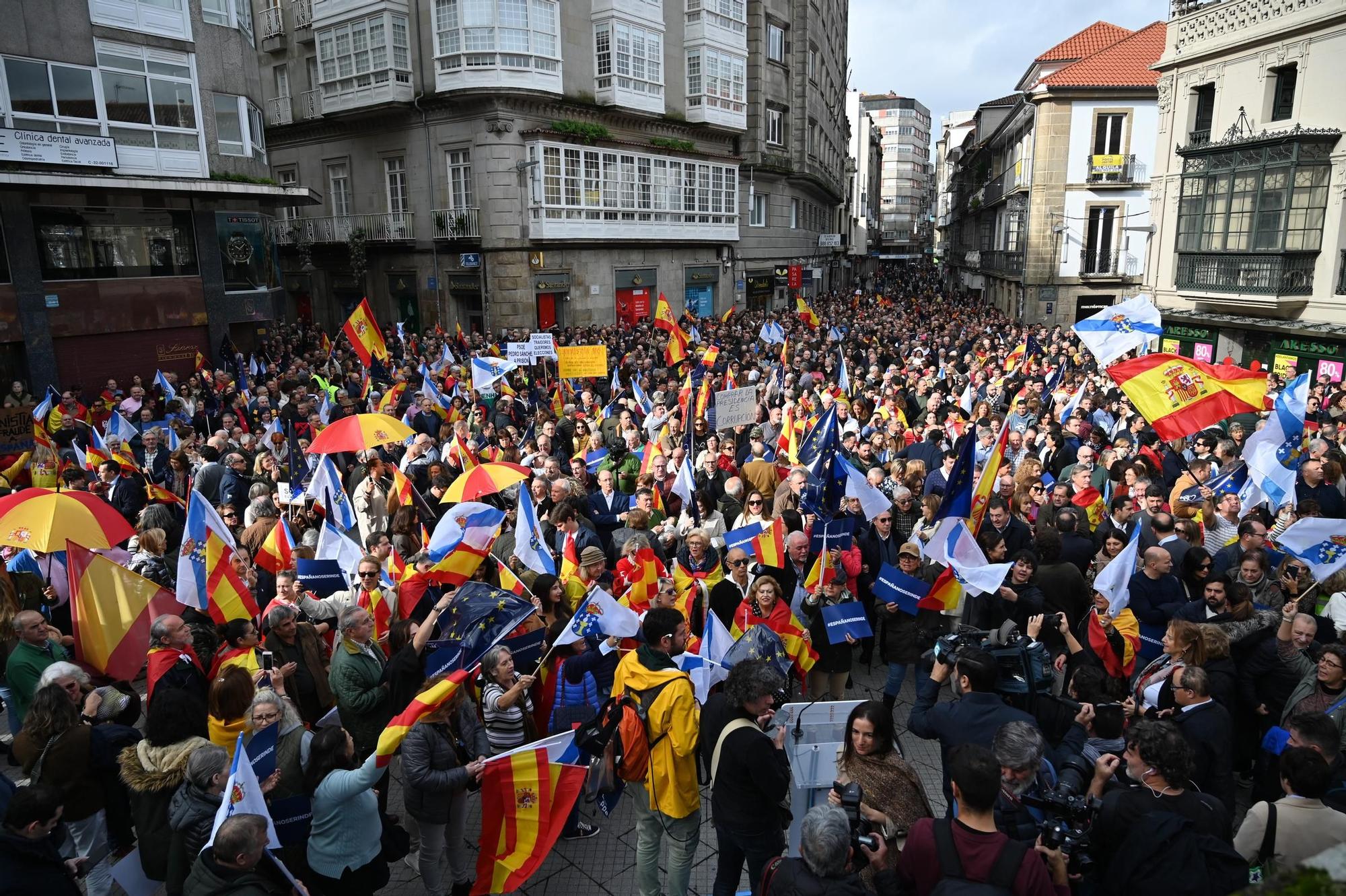 Contrarios a la amnistía se unen en una manifestación en Pontevedra