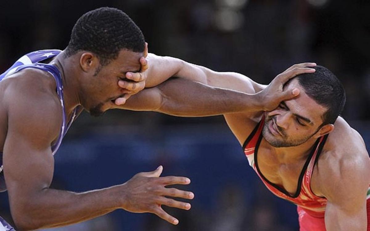 El nord-americà Jordan Ernest Burroughs (esquerra) lluita amb l’iranià Sadegh Saeed Goudarzi (dreta) a la final d’Estil lliure 74 kg masculí.