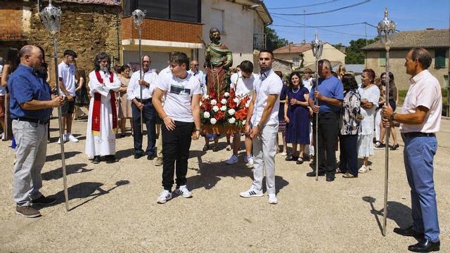 Tola de Aliste, localidad perteneciente al municipio de Rábano, cumplía ayer con la tradición de venerar por todo lo alto a su patrono San Félix con la celebración religiosa presidida por el párroco Teo Nieto. |