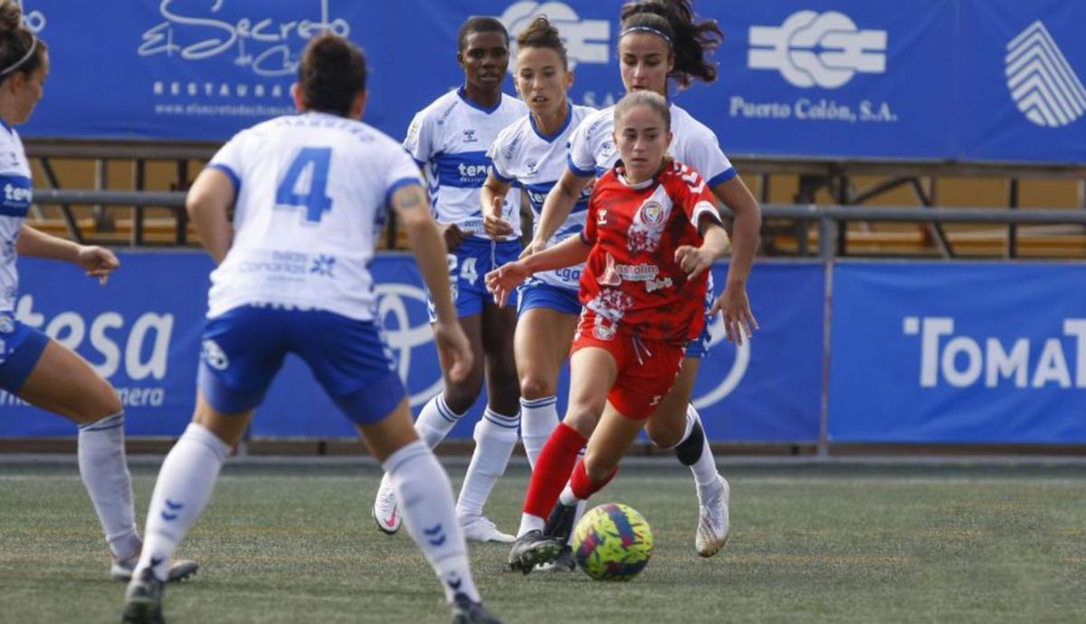 Paola Hernández y Silvia Doblado, persiguiendo a Elena Julve.  | | LALIGA