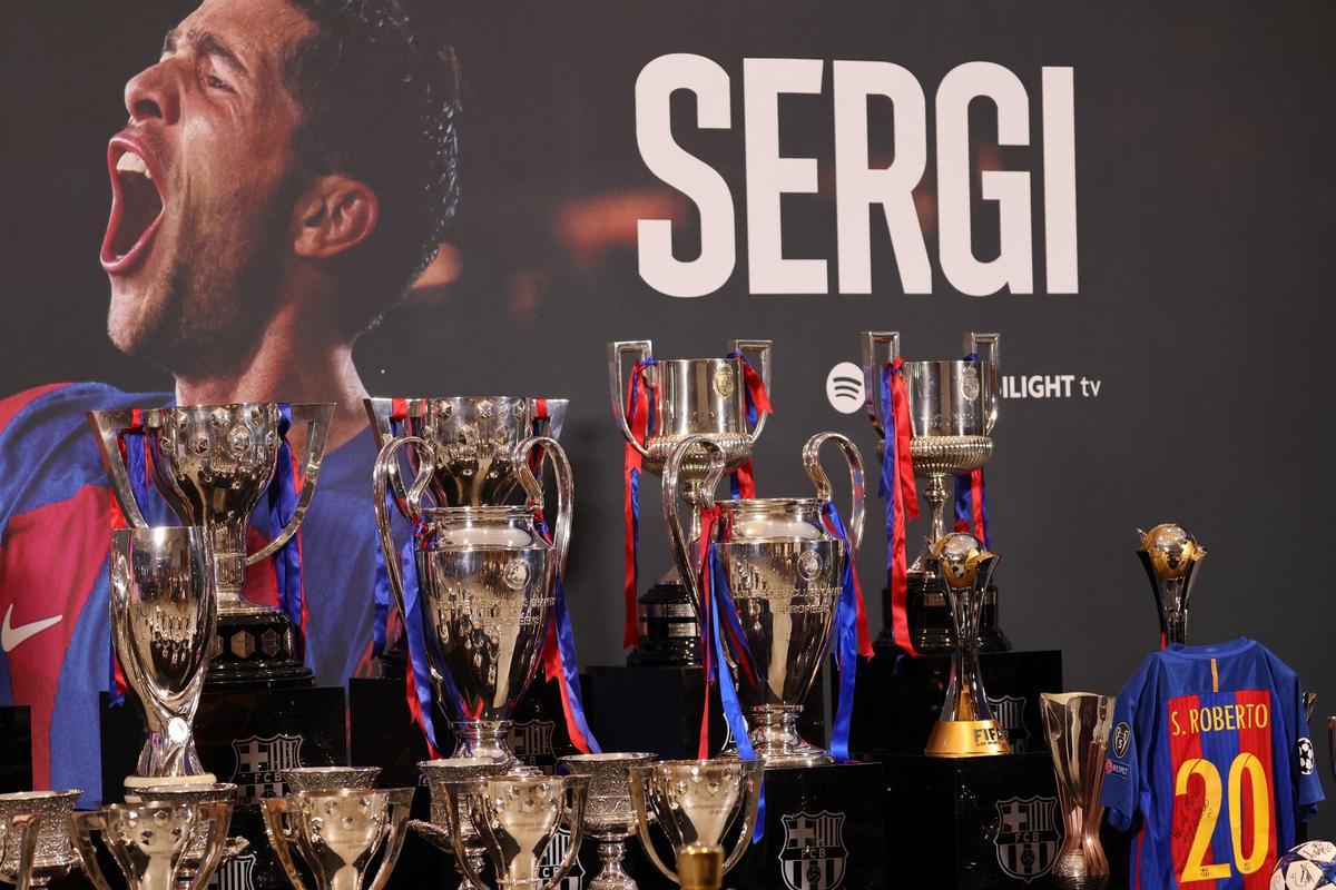 Los trofeos conquistados por Sergi Roberto, en el Auditori, con la camiseta del 6-1.