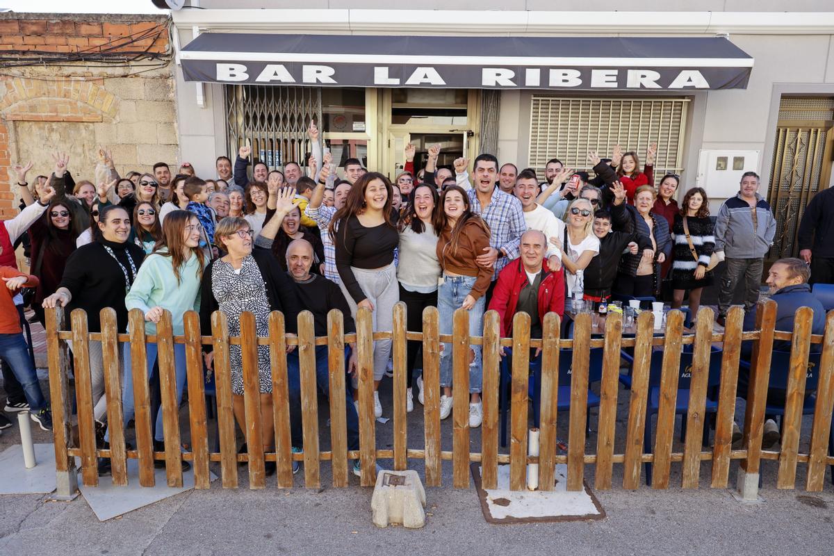 GRAFCVA612. TAVERNES DE LA VALLDIGNA (VALENCIA), 06/01/2023.- Un bar de la localidad de Tavernes de la Valldigna ha repartido unos 3,75 millones de euros del tercer premio de a Lotería del Niño, el 18.918.El bar La Ribera, ha vendido entre su clientela alrededor de 150 décimos del tercer premio, comprados en la administración número 3 de Alzira.Poco después de conocerse que había vendido una parte importante del tercer premio, el bar la Ribera se ha llenado de clientes afortunados, que han celebrado con cava este golpe de suerte, ya que cada décimo tiene un premio de 25.000 euros.EFE/ Biel Aliño