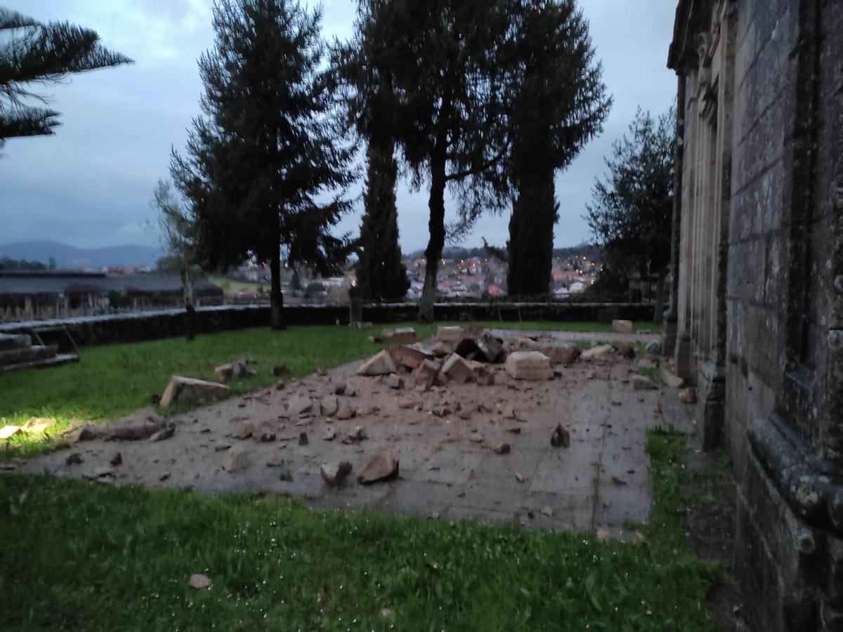 Las pierdas de la cúpula se desplomaron por todo el entorno de la iglesia.