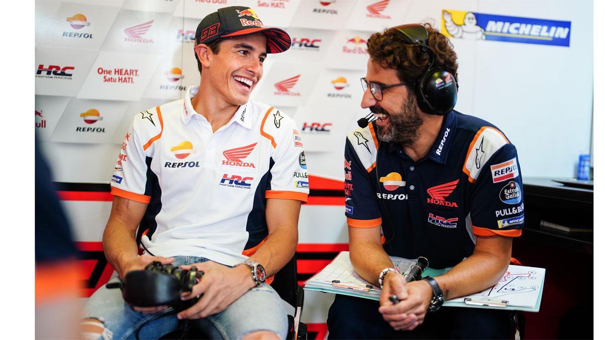 Márquez, sonriente, con su jefe de equipo Santi Hernández en Misano