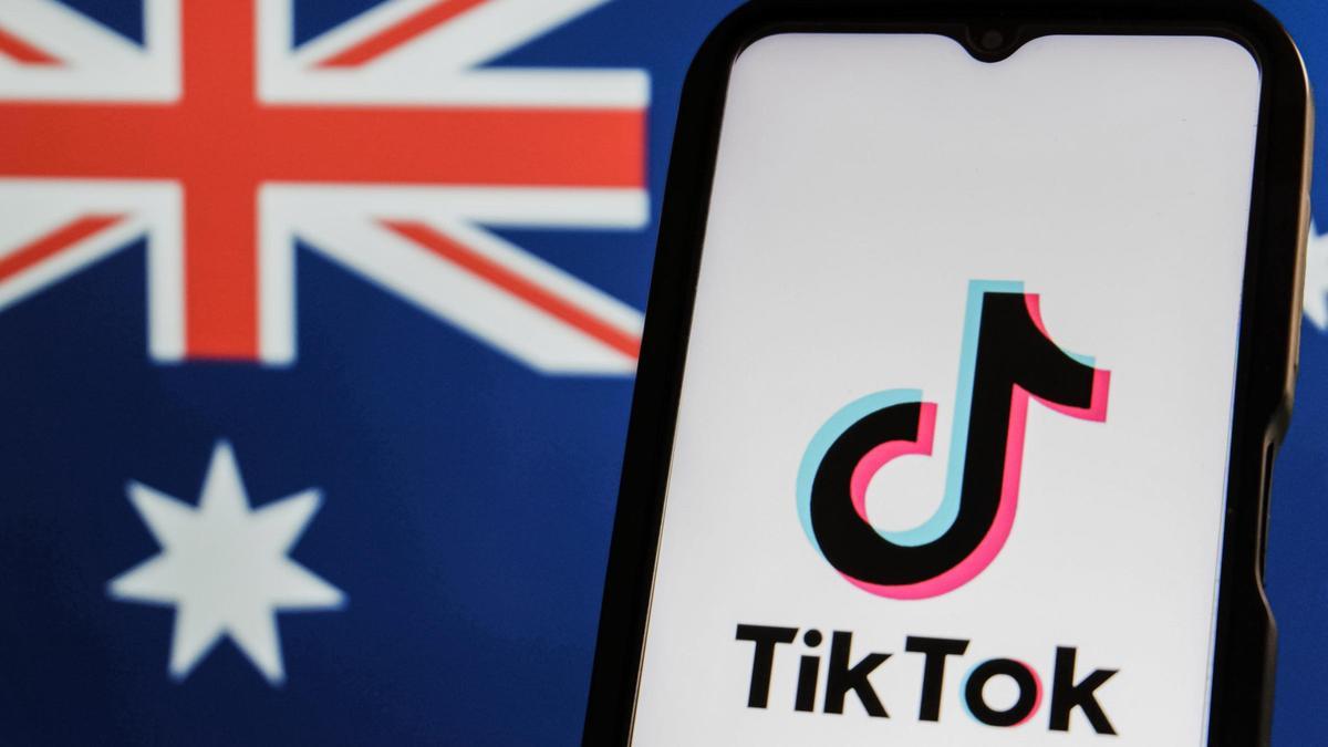 El logo de TikTok sobre la bandera de Australia
