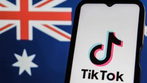 El logo de TikTok sobre la bandera de Australia