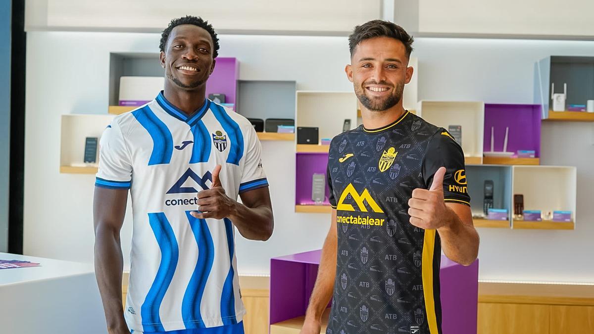 Adhigibe y Sibile posan con las equipaciones del Atlético Baleares para la próxima temporada.